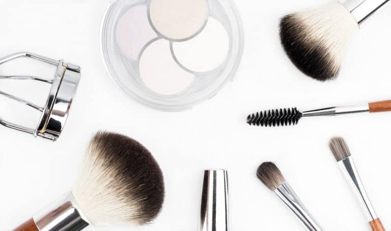 7 Travel Makeup Essentials